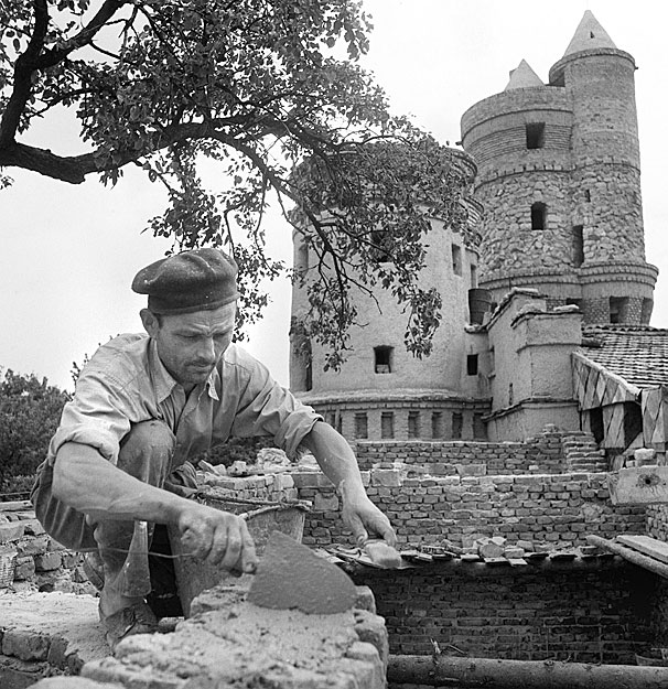 Taródi István építi a várát. A kép 1966. május 21-én készült