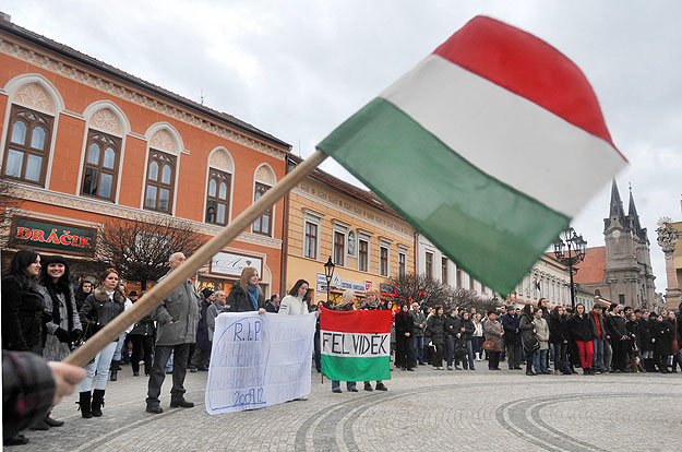 A magyar anyanyelv szabad használatért tüntetnek Révkomáromban a helyi diákok