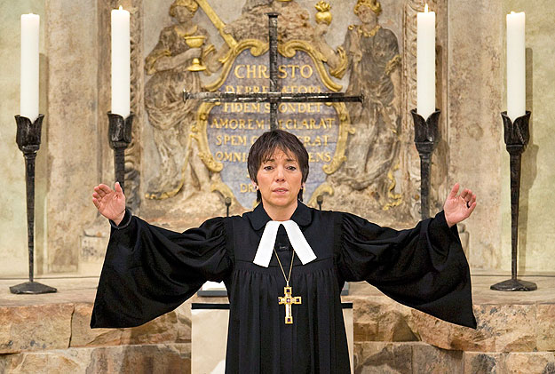 Drezda, 2010. február 24.
Az archív képen Margot KÄSSMANN püspök, a német evangélikus egyház (EKD) vezetője igehirdetésen a drezdai Frauenkirchében 2010. január 1-jén. Margot Kässmann ittas vezetés, illetve az emiatt ellene indított bírósági eljárás