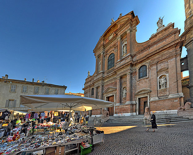 Hangulatos a Piazza San Prospero előtti piac