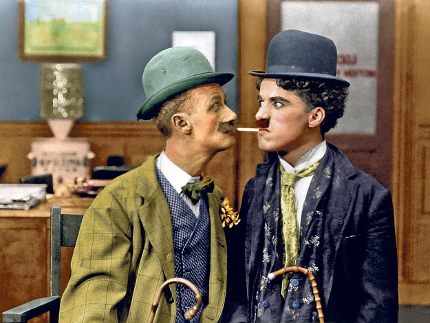 Charlie Chaplin Ben Turpinnel mókázik a Charlie, a kellékes (His New Job) című 1915-ös filmben