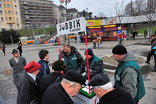 Jobbikos aktivisták ajánlószelvényt gyűjtenek
