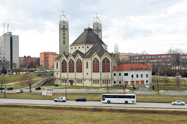 Környezetről tudomást sem vevő pöffeszkedés, mérettel helyettesített hagyományok