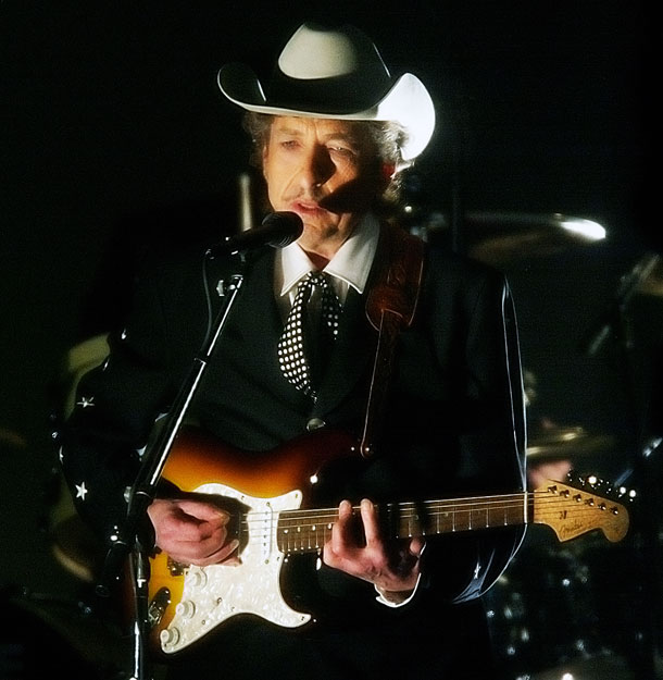 Bob Dylan performs at the 44th Annual Grammy Awards in Los Angeles February 27, 2002.  REUTERS/Gary Hershorn