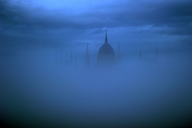 Nem London. Az Országház épülete a meleg idő miatt szokatlan ködbe burkolózott tavaly karácsonykor