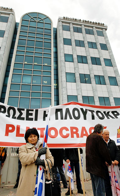 A görögországi megszorítások ellen demonstrálók vették körbe tegnap az athéni tőzsde épületét