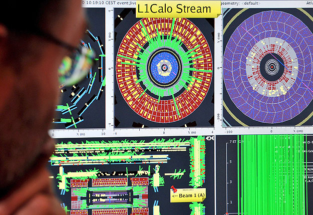A gyorsítógyűrű egyik detektora az LHC irányítóközpontjának monitorján