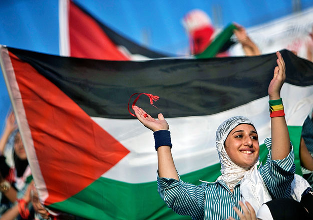 Palesztin szurkolók öröme egy Jordánia elleni barátságos labdarúgó mérkőzésen 