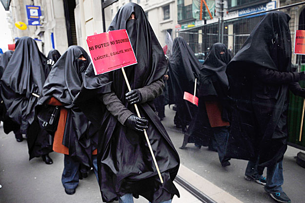 A Ni Putes ni soumises nőjogi szervezet aktivistái a burkaviselet tilalmának támogatására vonulnak a kormányzó Népi Mozgalom Uniója, az UMP párt párizsi székháza elé