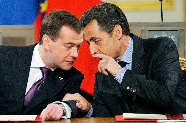 France's President Nicolas Sarkozy (R) speaks with Russian President Dmitri Medvedev before giving a news conference at the Elysee Palace, in Paris, March 1, 2010.    REUTERS/Philippe Wojazer     (FRANCE - Tags: POLITICS)