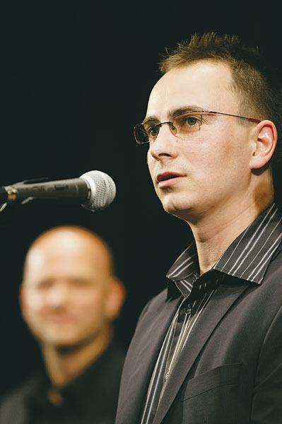 Gigor Attila rendező, a háttérben Pusztai Ferenc producer
