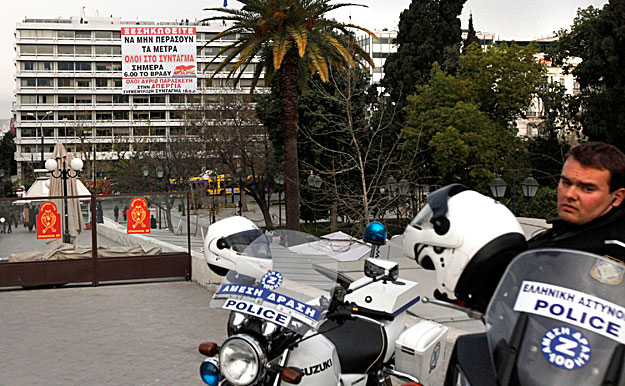 Motoros rendőr őrködik az athéni Szintagma téren