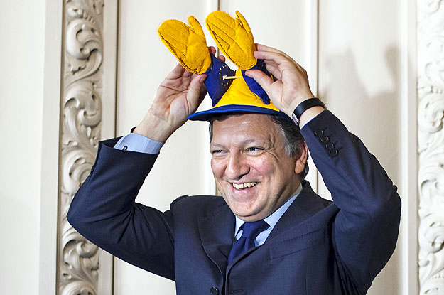 José Manuel Barroso a dán parlamentben. Mutatja az irányt