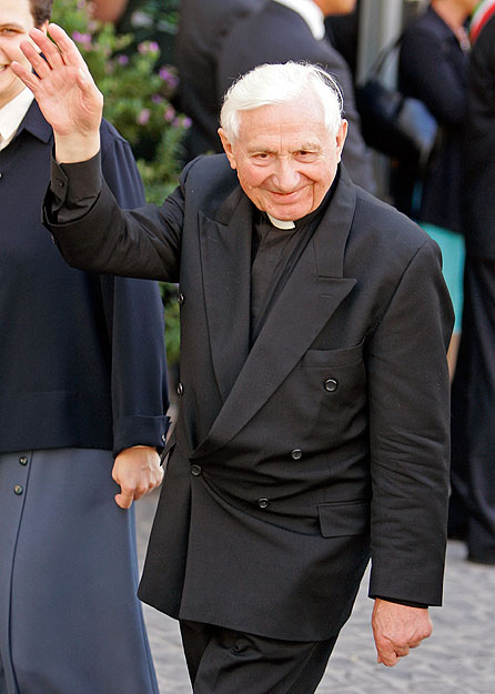 Georg Ratzinger integet testvére, XVI. Benedek egyik miséje után