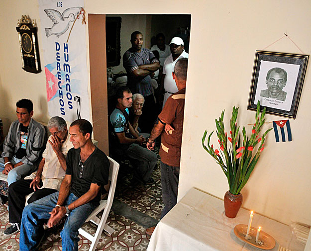 Kubai ellenzékiek gyülekeznek Laura Pollan, a Damas de Blanco (Fehérruhás Nők) emberjogi szervezet vezetőjének házában