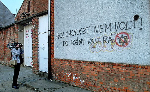 A felirat a gyöngyösi zsinagógához tartozó épület falára festve