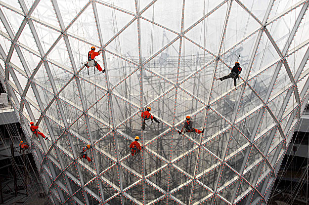 Építőmunkások a shanghaji expo egyik pavilonjában. Magas léc