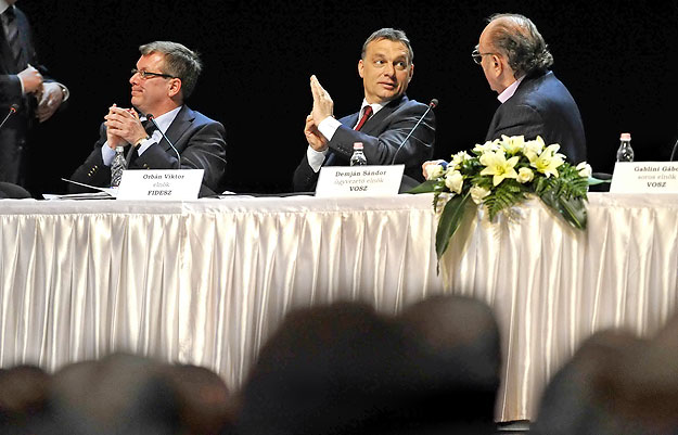 Matolcsy, Orbán és Demján egy asztalnál – egymás tenyerébe is csaptak