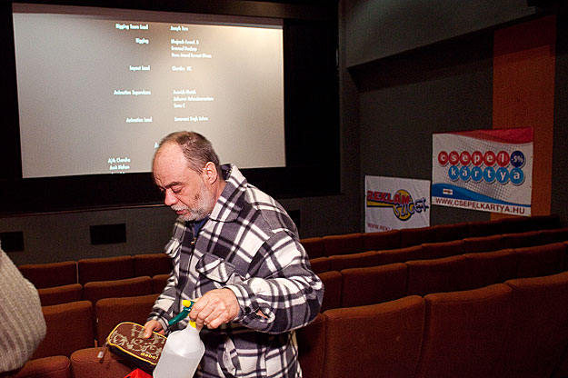 Fölkl László 52 éves gépkocsivezető  a Csepel Plaza mozijában