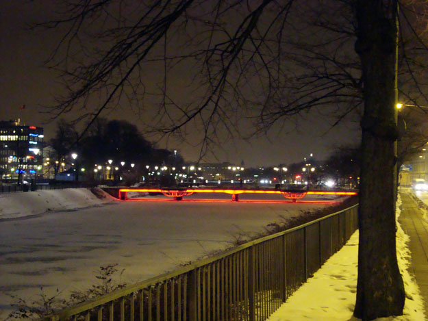 Fénnyel vörösre festett híd Malmőben   