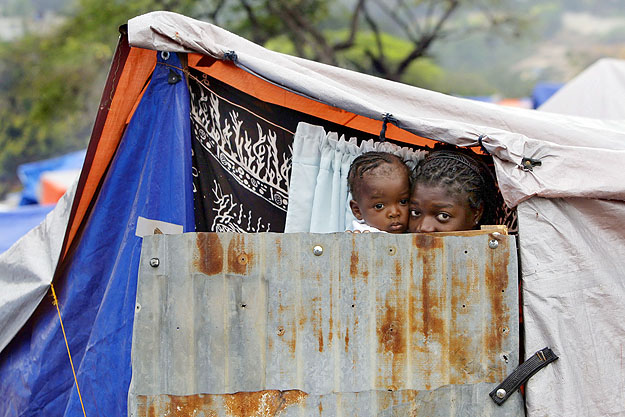 Menekülttábor lakói Port–au–Prince-ben