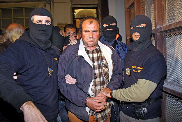 Kommandósok kísérik a palermói rendőrségre Benedetto Calamusát, a helyi bűnözői klán egyik vezetőjét