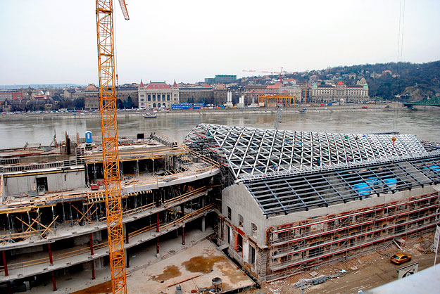 Budapest, 2010. március 10.
Munkások dolgoznak a Szabadság hídtól délre fekvő, az egykori közraktárakat hasznosító úgynevezett Bálna-projekt építésén. A rekonstrukció során az épületegyüttes 60 százalékát meg kell őrizni, a beruházó cég ehhez építte
