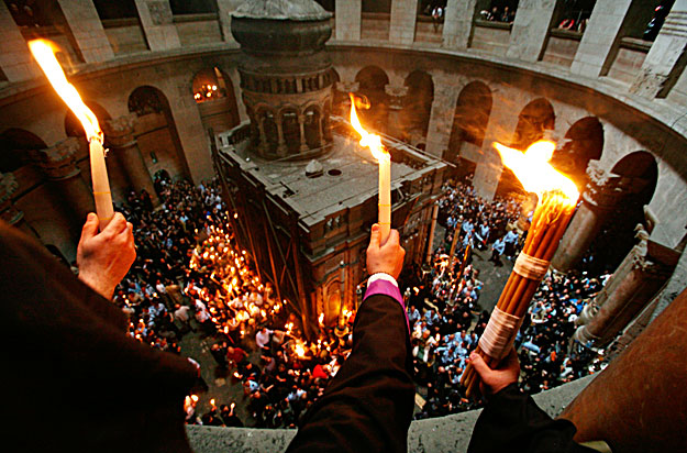 Hívők a jeruzsálemi Szent Sír-templomban