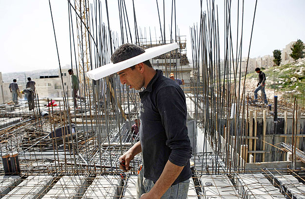 Palesztin munkás egy Jeruzsálem-közeli, izraeli lakásépítkezésen. Megélhetést ad, amiről a politikusok vitatkoznak
