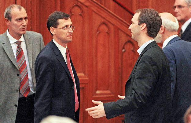 Gesztus és metakommunikáció – Varga Mihály (balról a második) és Oszkó Péter a parlamentben 2009-ben