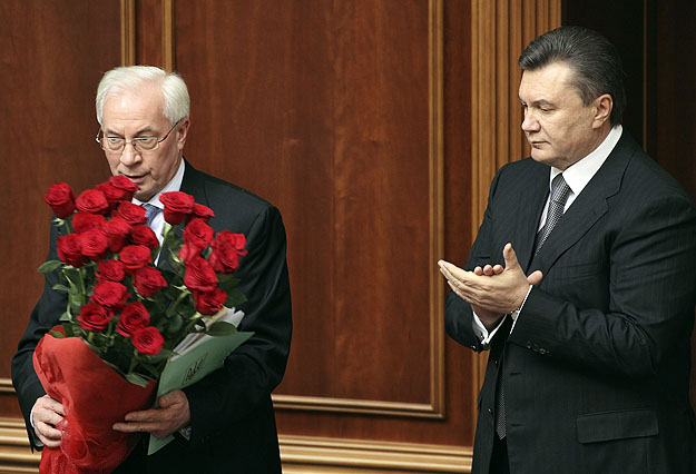Viktor Janukovics államfő (jobbra) gratulál a koalíciós kormányt vezető Nyikolaj Azarovnak. A helyzet nem éppen rózsás