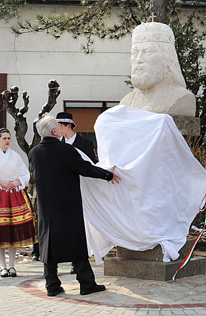 Sólyom László leleplezi a Vajdaság első Szent István-szobrát Horgos főterén 2010. március 12-én