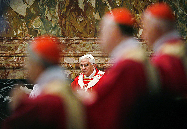 A Vatikán védelmébe veszi a pápát a pedofil visszaélések kapcsán