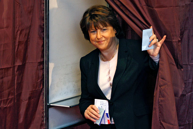 Martine Aubry a szavazófülkében