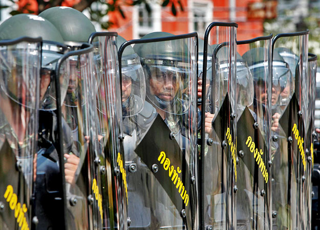 Thai rohamrendőrök gyakorlaton Bangkokban. Vérben is fürdőztetik őket