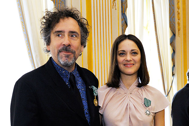 French actress Marion Cotillard (R), awarded with the Chevalier of Arts and Letters, poses with U.S. director Tim Burton, who was awarded the Officer of  Arts and Letters, during a ceremony at the Culture Ministry in Paris March 15, 2010.  REUTERS/Ph