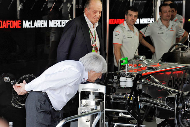 Bernie Ecclestone a spanyol király, János Károly társaságában az új Mercedest nézi. Neki úgy tetszik, ahogy van