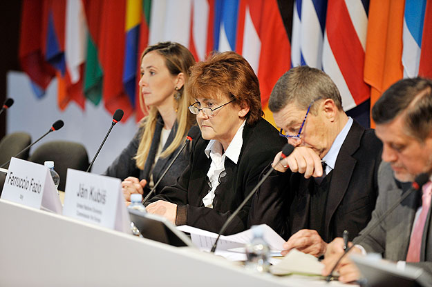 Jakab Zsuzsanna a WHO európai regionális igazgatója az olasz környezetvédelmi és egészségügyi miniszterek között Pármában, 2010. márciusában