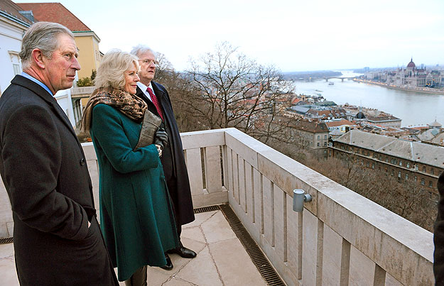 Károly és Camilla az elnöki palotából nézi Pestet