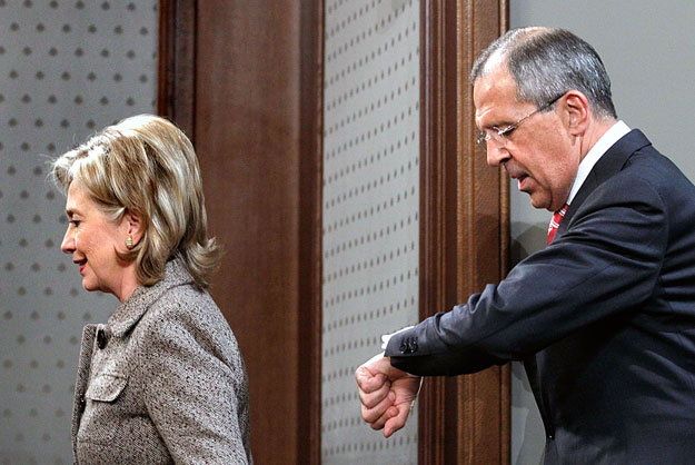 Hillary Clinton és Sergei Lavrov orosz külügyminiszter távoznak a sajtótájékoztatóról.