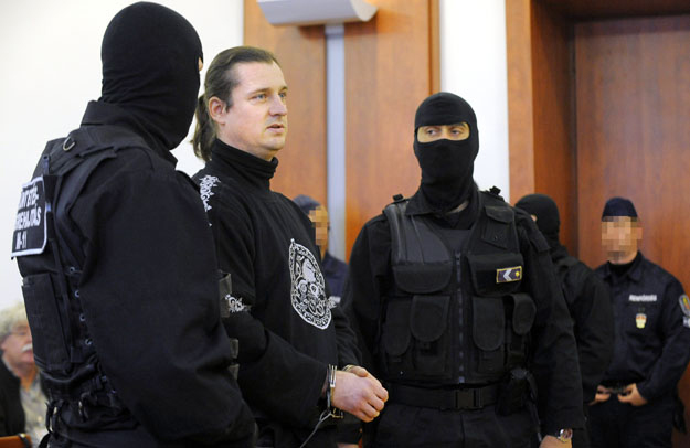 Budaházy György kommandósok között a tárgyalóteremben