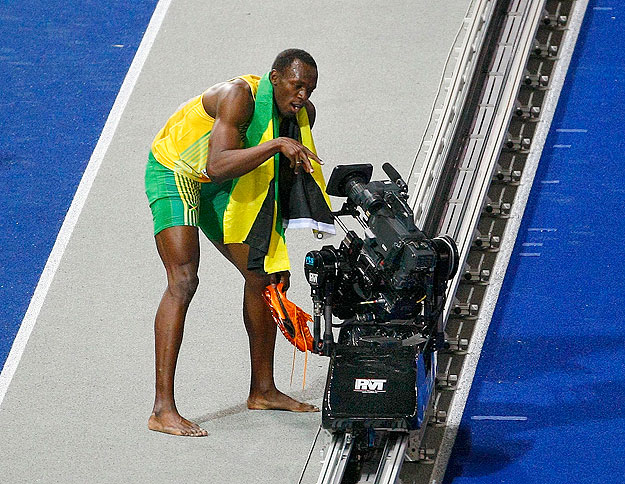 Usain Bolt üzen a világszerte tévé előtt ülő millióknak a harmadik aranyérme (4x100 méteres váltó) után