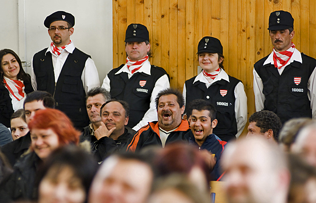 A roma kisebbség képviselői a Jobbik Magyarországért Mozgalom Kemecsén rendezett választási lakossági fórumán