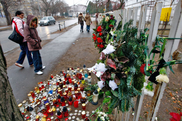 Az iskola kerítésénél mécsesek emlékeztek a tavaly januári tragédia áldozataira