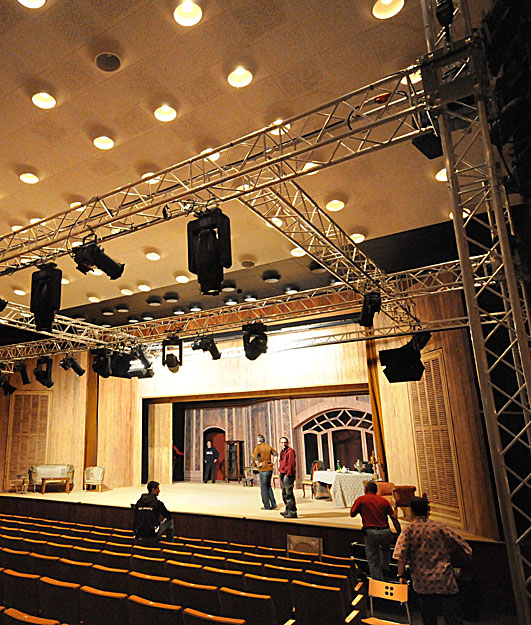 A színház igényei szerint alakítják át az ideiglenes játszóhelyet, a Hemót