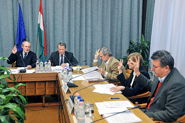 Szavazott az OVB. Az Országos Választási Bizottság (OVB) hétfői ülésén nyilvántartásba vette a Fidesz–KDNP közös országos listáját az áprilisi országgyűlési választásra: a listát Orbán Viktor, a párt elnöke vezeti. A pártszövetség 20 területi listát 