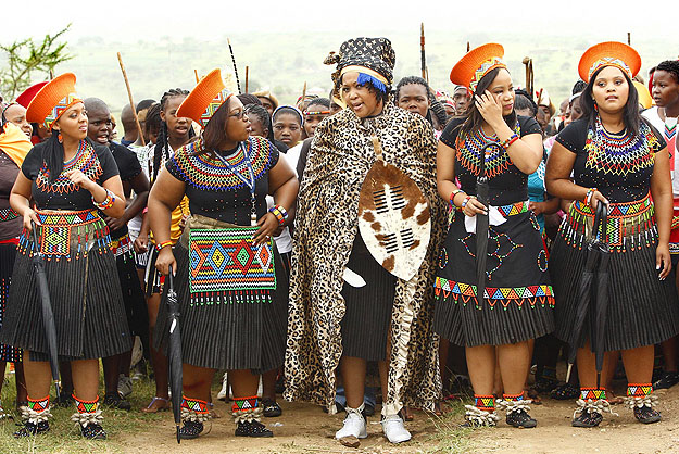 Thobeka Zuma az esküvőn, fején egy híres francia divatcég kalapjával