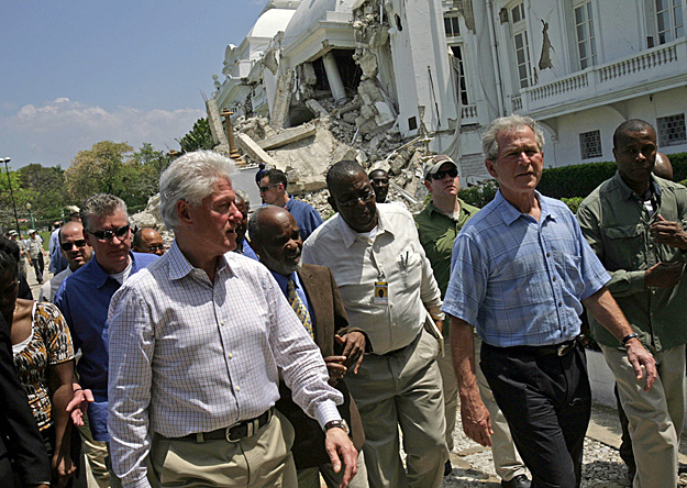 Clinton és Bush együtt Haitiben
