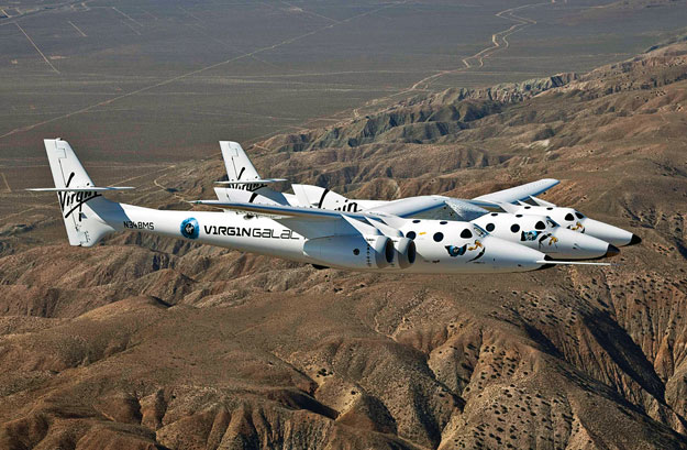 A SpaceShipTwo típusú, VSS Enterprise nevű magánűrhajó első próbaútján repül, egyelőre még a földi légkörben, Mojave fölött