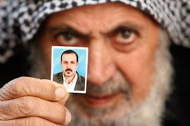 Mahmúd al-Mabhúh édesapja fia fényképével